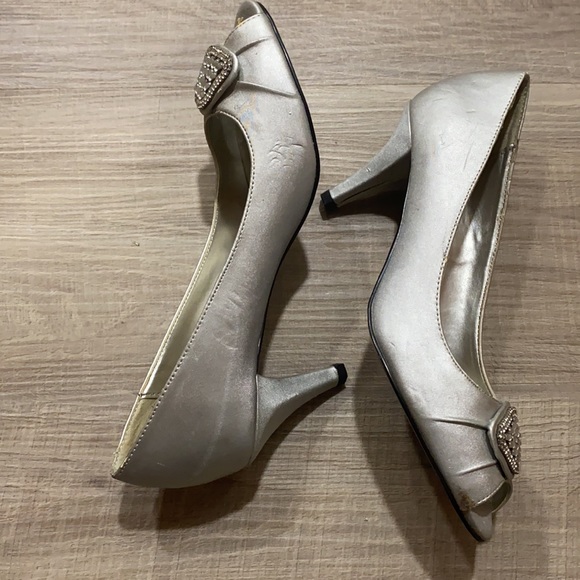 Easy Street Alive 5 Silver Shoes | Size 7 - Picture 5 of 9